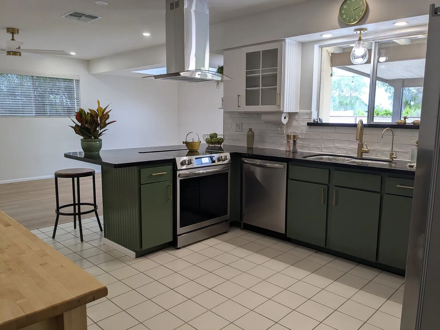 4 bed, 2105 sqft, $3,900 — Photo 2