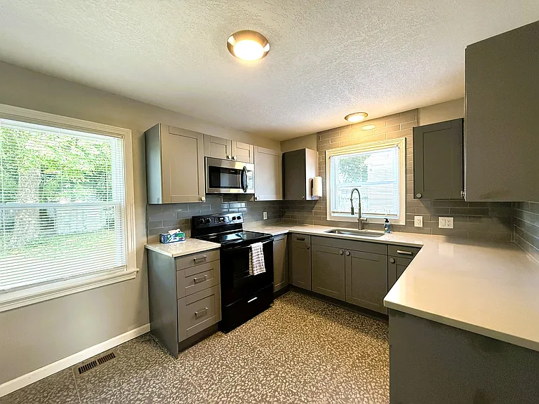 2037 S Laura Ave — Photo 6