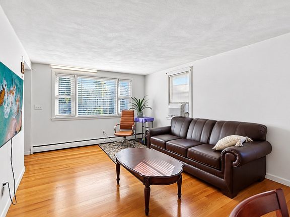 4th image of 57 Safford St