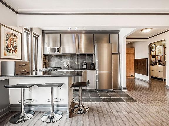 4th image of 255 W 23rd St #6