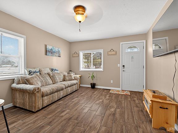 3rd image of 208 W Victory Way