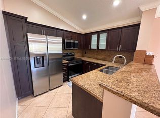 211 SW 95th Ter APT 202, Pembroke Pines, FL 33025