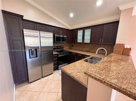 211 SW 95th Ter, Pembroke Pines, FL