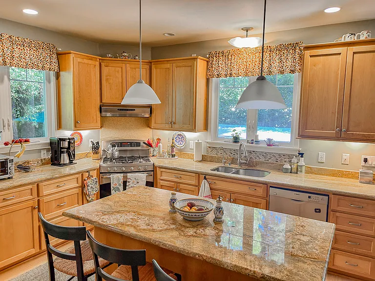 10020 Riverside Dr — Photo 2