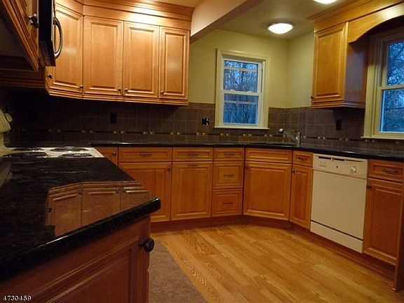 4th image of 9 Diller Ave