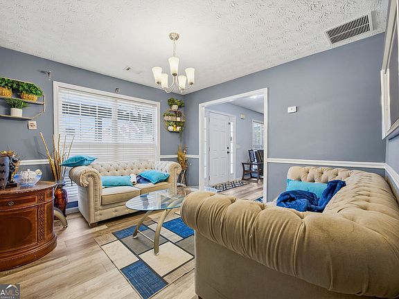 3rd image of 595 Castlebrooke Dr