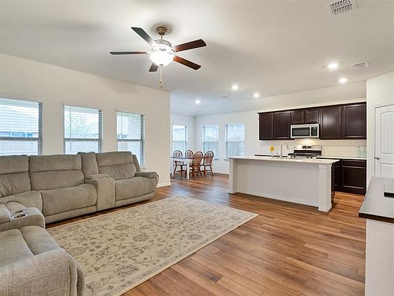 5th image of 576 Farmstead Dr