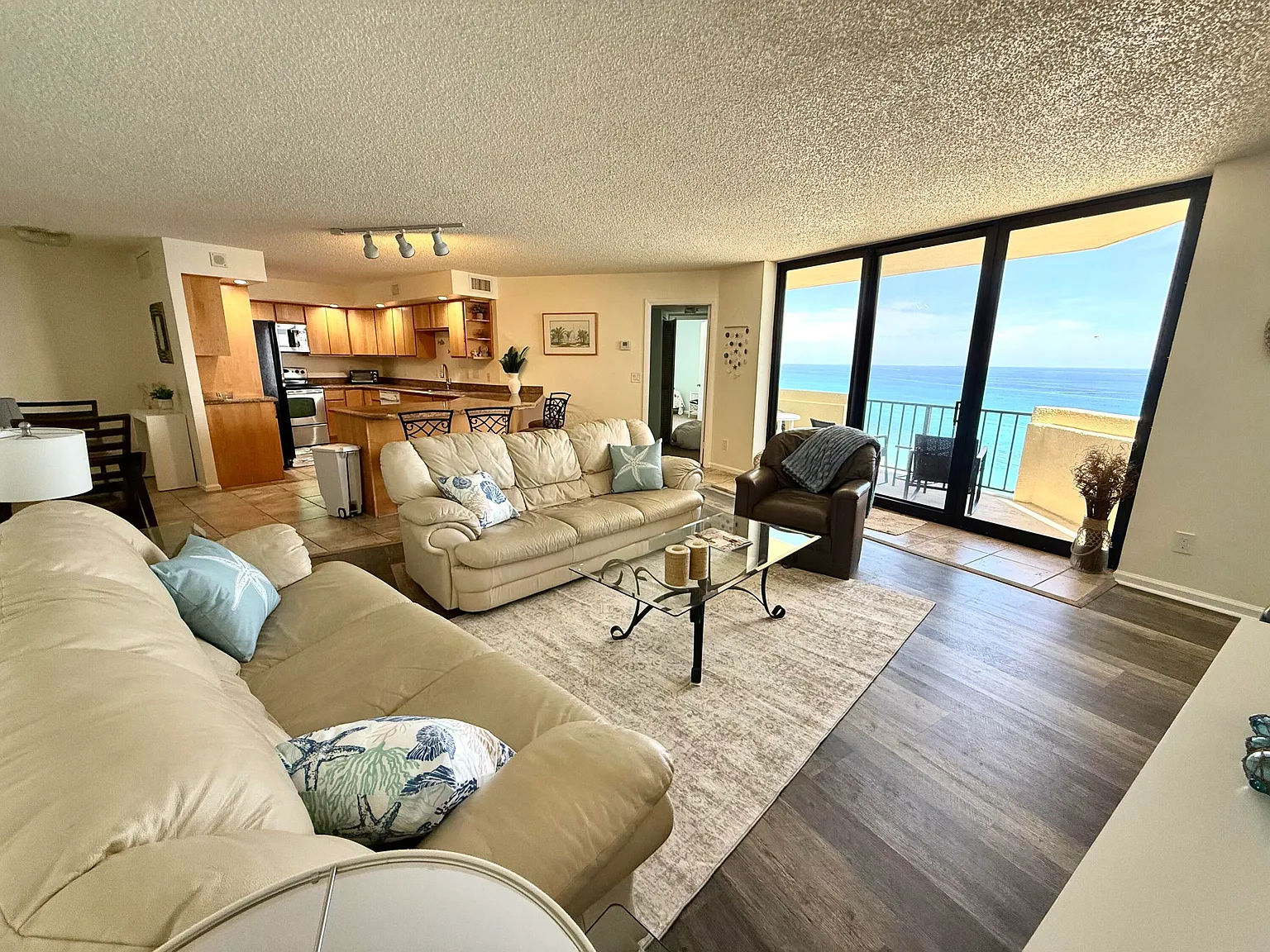 2 bed, 2.0 bath, 1219 sqft, $3,000 — Photo 2