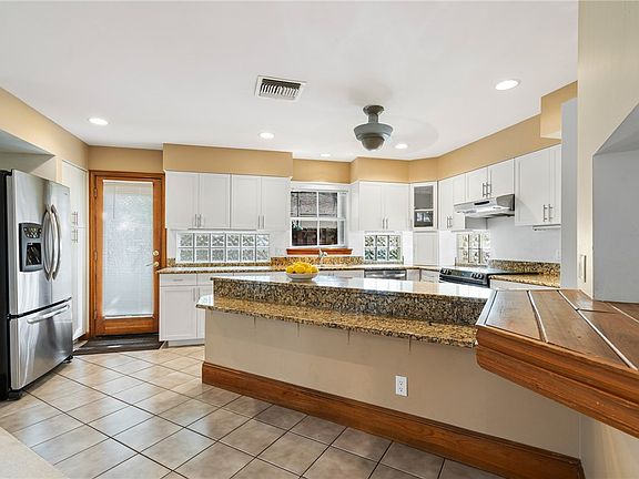 3rd image of 656 Broadway St