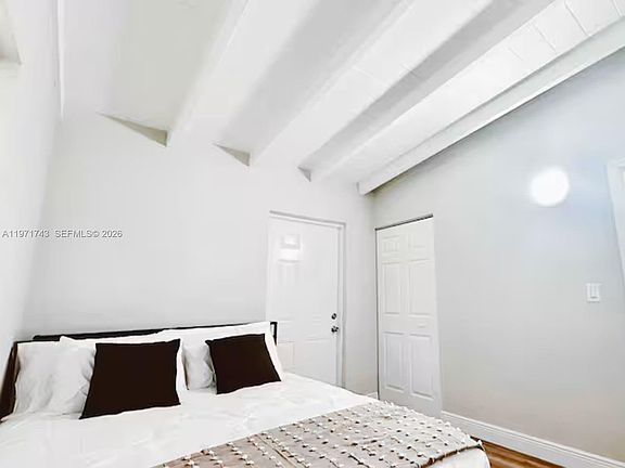5th image of 308 NE 8th Ct