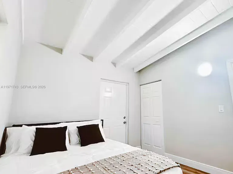 308 NE 8th Ct — Photo 5