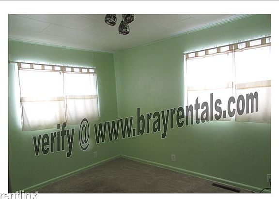139 Sycamore St bedroom green
