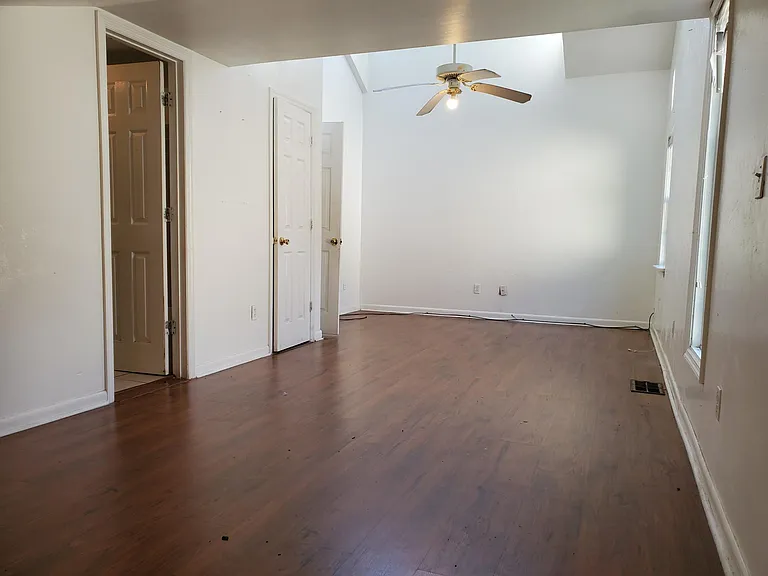 1275 Orange Ave E — Photo 5