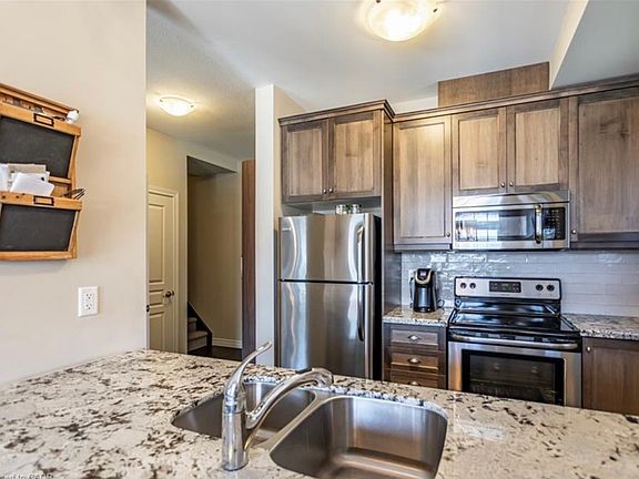 4th image of 10 Egleston Ln