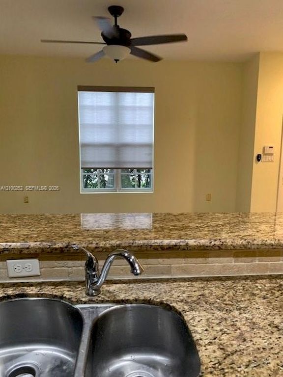 242 SW 7th Ct, photo 6