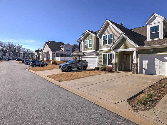 2nd image of 111 Creekhaven Ln