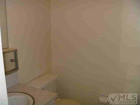 5th image of 360 Main Blvd APT C