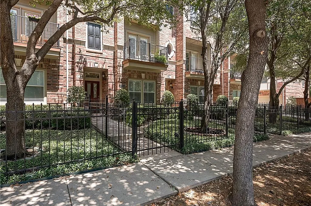 3 bed, 3.5 bath, 2356 sqft, $3,950 — Photo 1