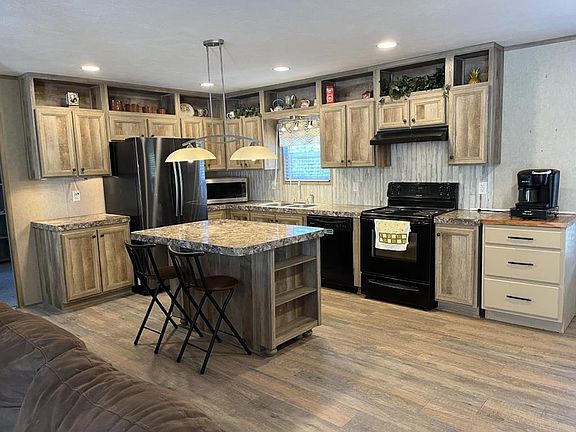 5th image of 148 Sleepy Hollow Cir