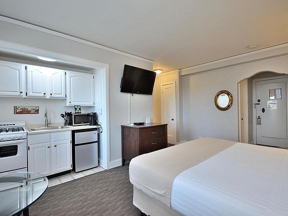 3rd image of 1028 E Juneau AVENUE #412