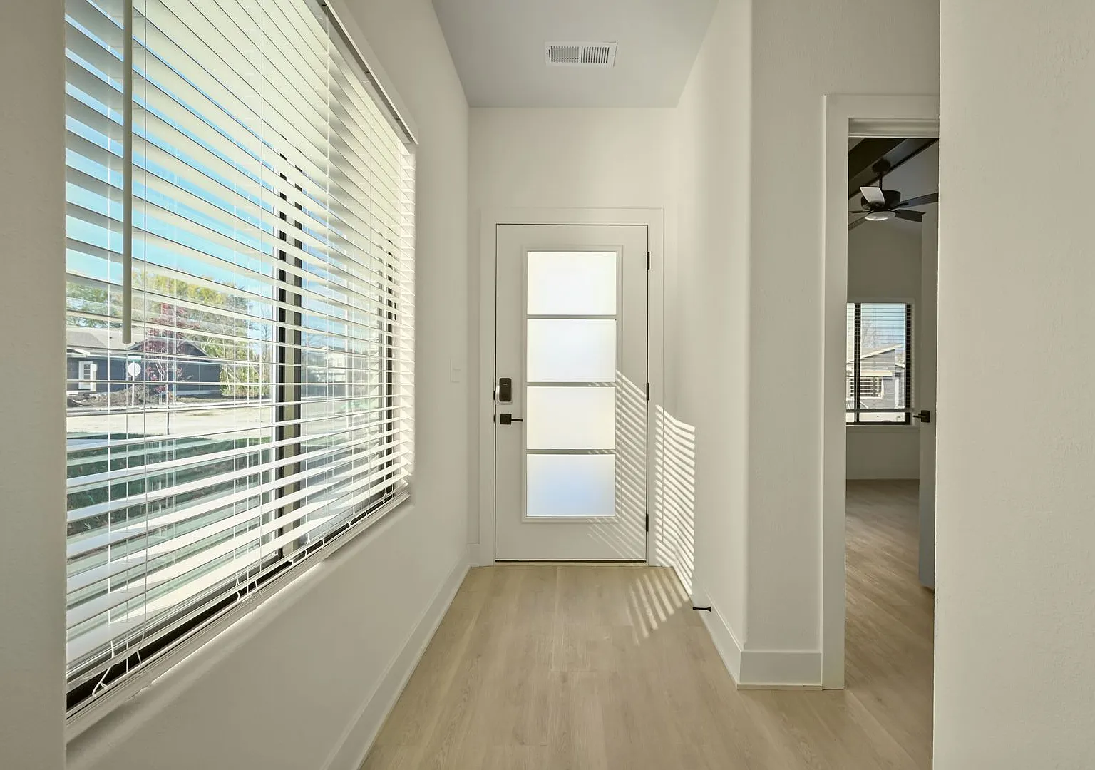 Stunning 2-bedroom, 2-bathroom, 2-car Townhome In Raymore MO — Photo 3