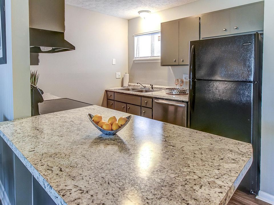 2nd image of 821 Applewood Ln #821