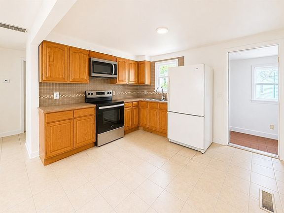 2nd image of 299 Charles St
