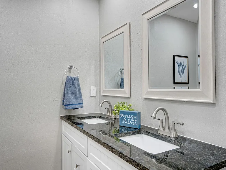 4705 Hollingsworth Ave — Photo 62