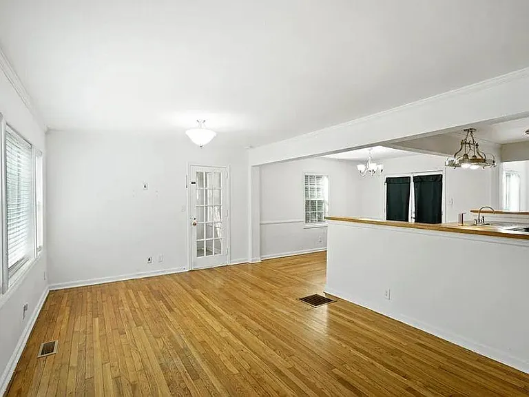 2371 Ben Hill Rd — Photo 10