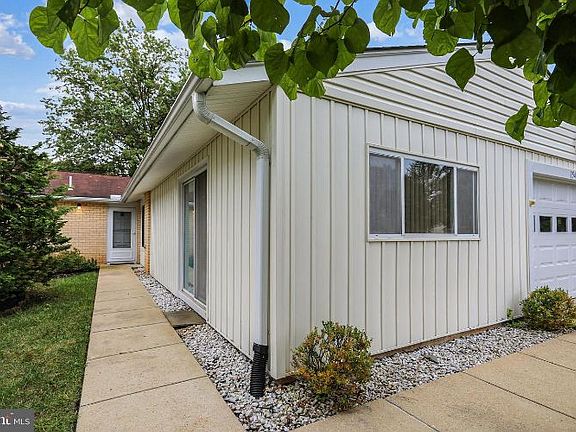 3rd image of 15402 Bramblewood Dr #18-B