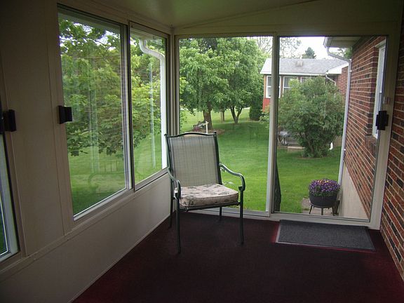 Sunroom w/windows & screens