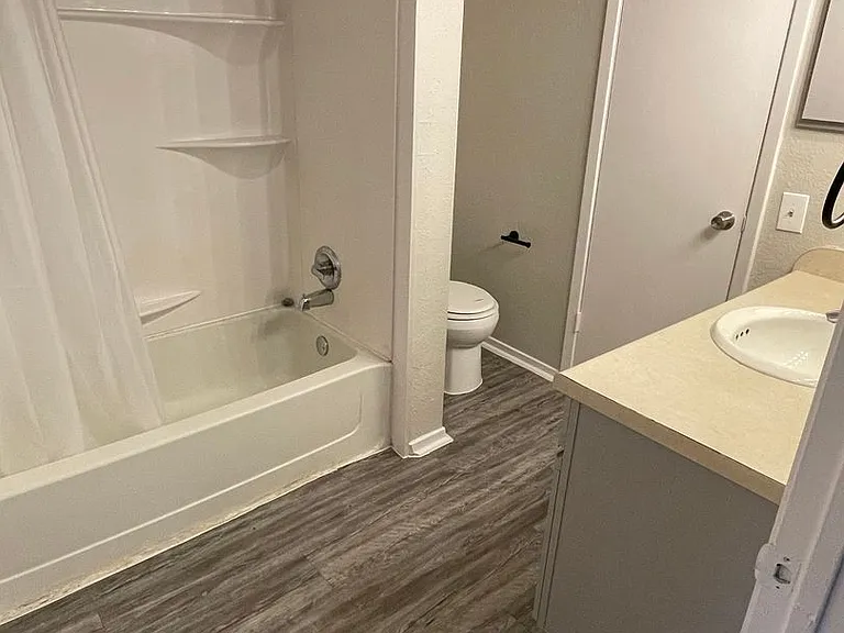 702 W Collins St — Photo 11