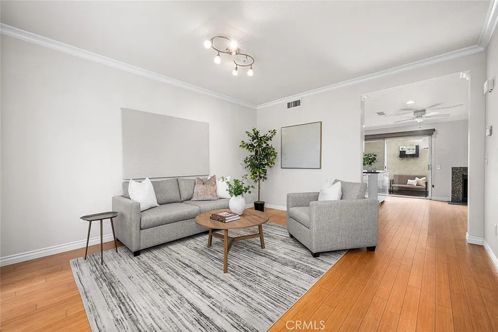 2 bed, 2.5 bath, 1176 sqft, $3,900 — Photo 2