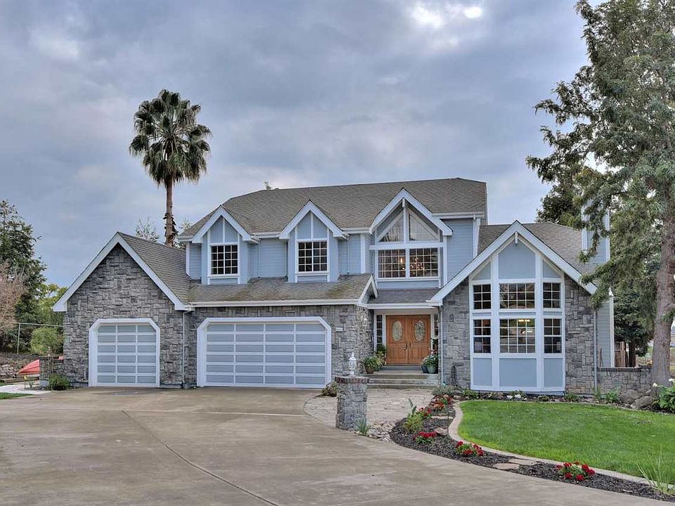 2nd image of 46442 Briar Pl