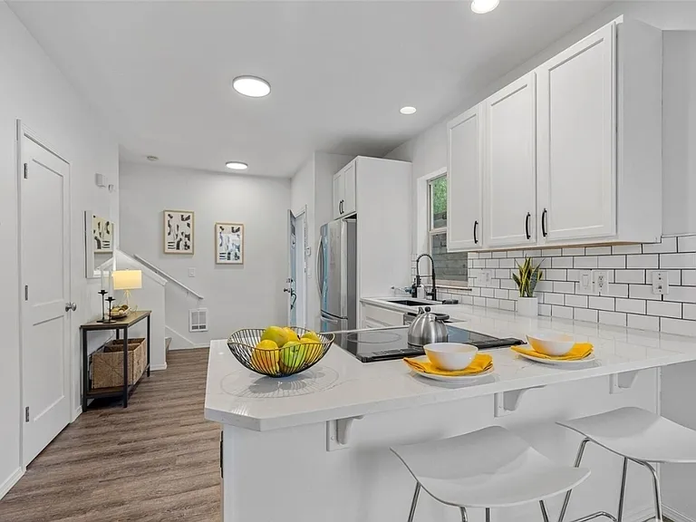 4802B Delridge Way SW — Photo 1
