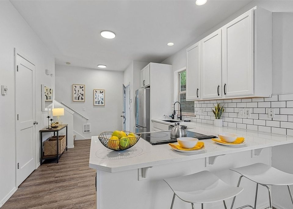 1st image of 4802B Delridge Way SW