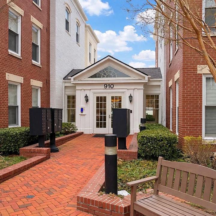1st image of 910 Powhatan St Unit 304S