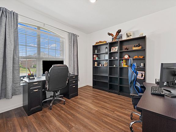 4th image of 797 Hawthorn St