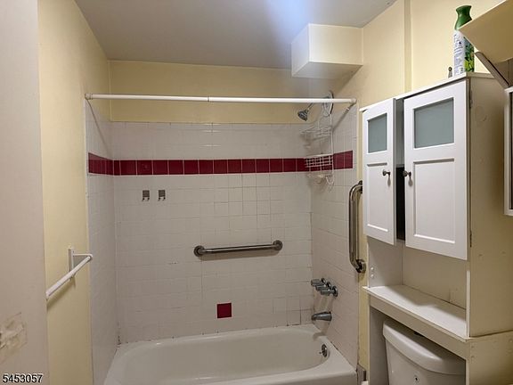 5th image of 96 Walnut St