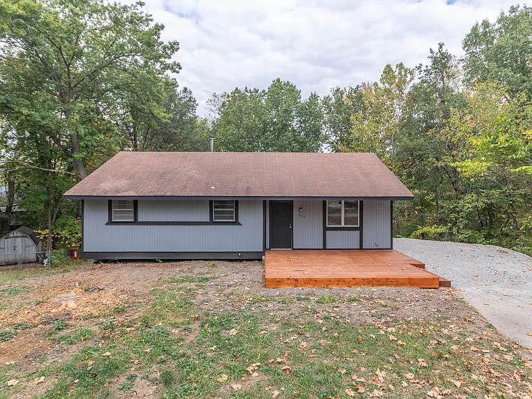 5714 N Maple Ct — Photo 4
