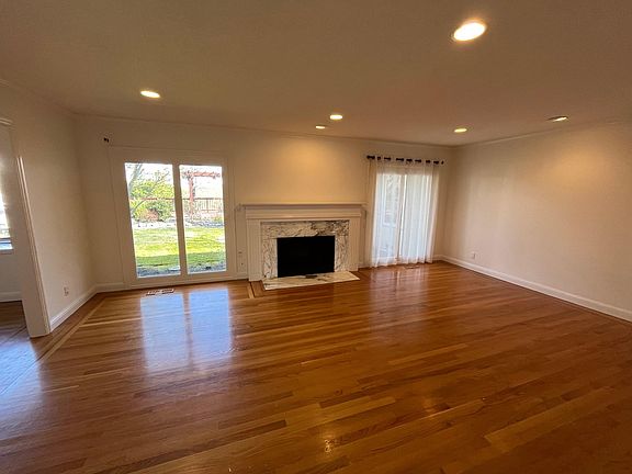 5th image of 373 Birchwood Dr