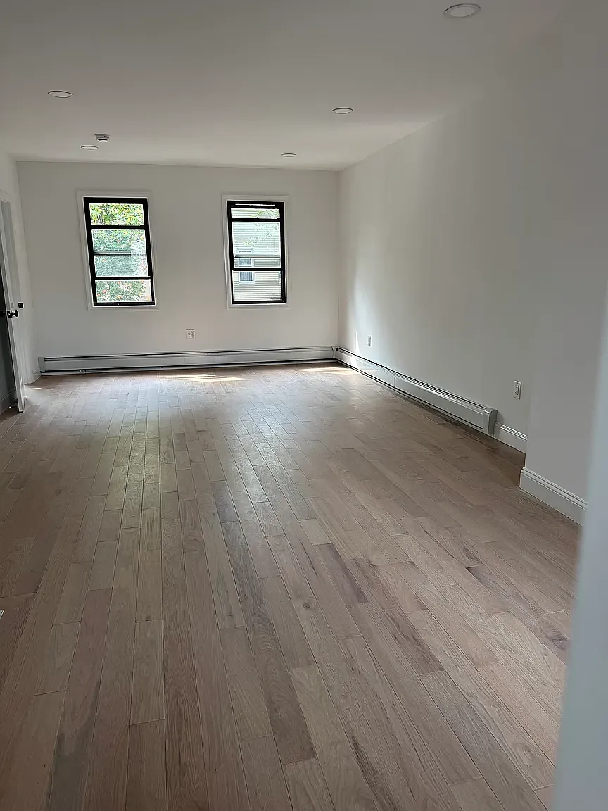 125 Ainslie Street — Photo 1