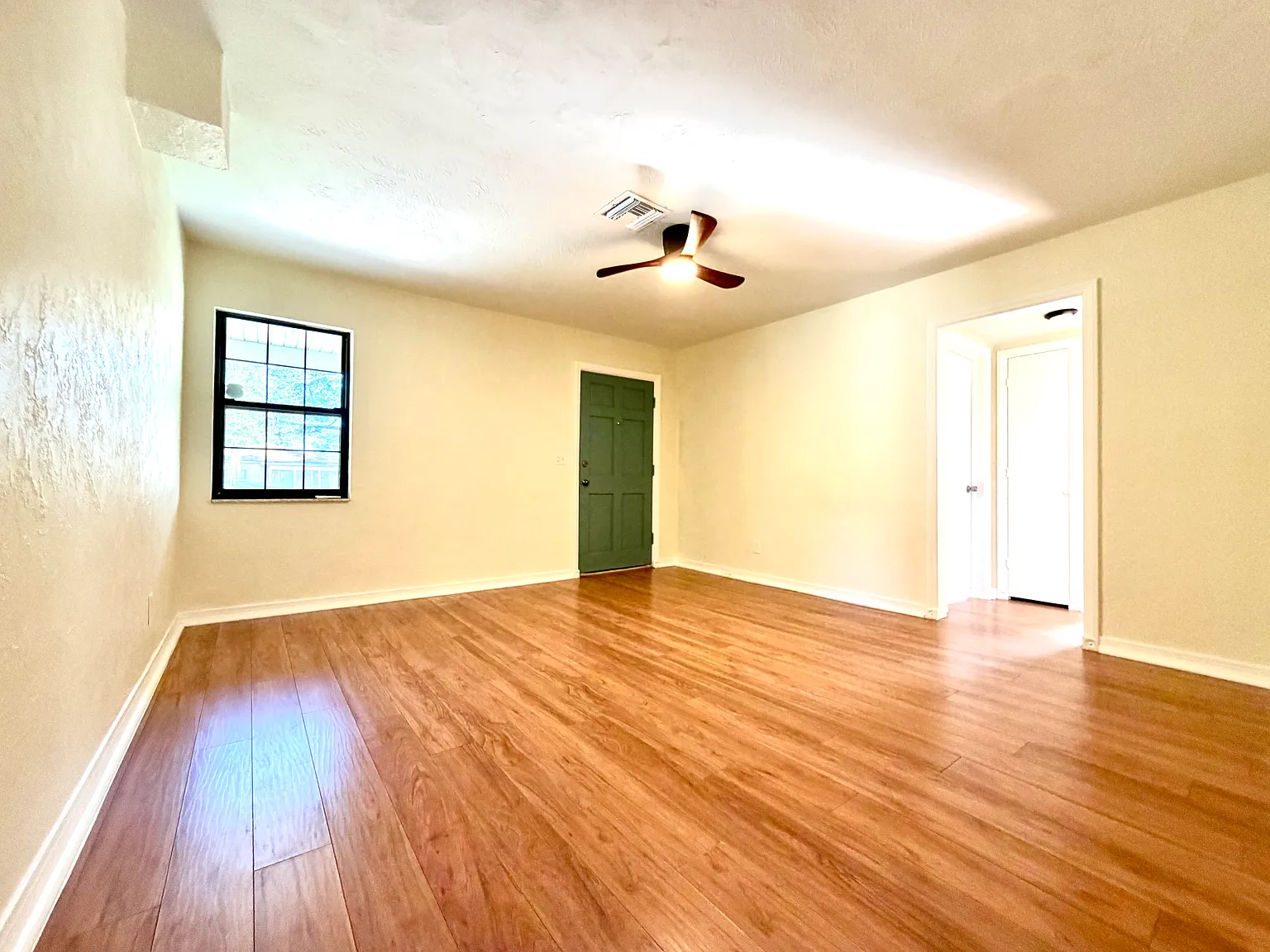 4 bed, 1233 sqft, $2,950 — Photo 4