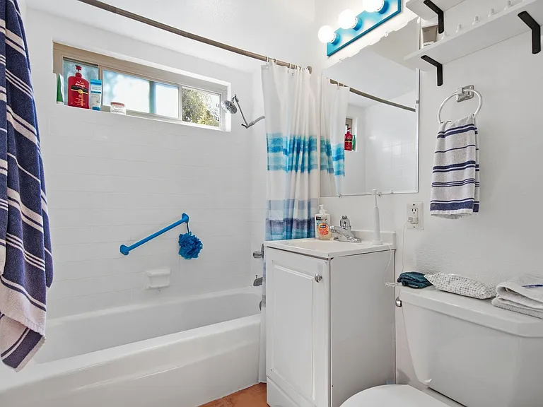 22030 Calvert St #6 — Photo 11
