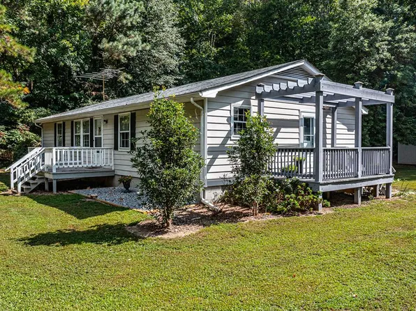 563 Coachpoint Rd, Hartfield, VA 23071