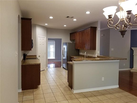 4th image of 328 Plantation Dr E
