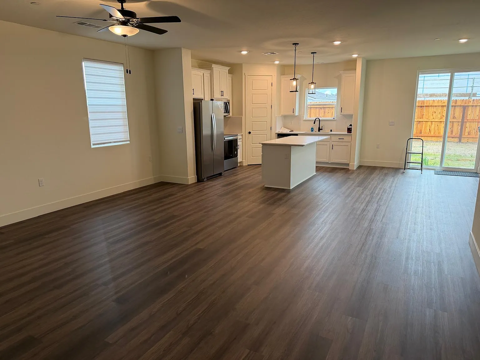 638 Stephanie Dr photo 1