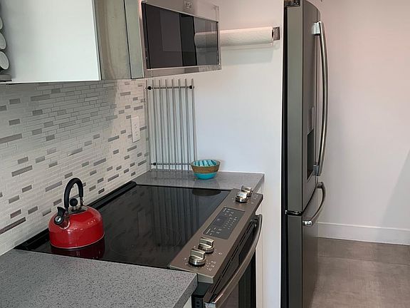 3rd image of 1015 N 84th Pl
