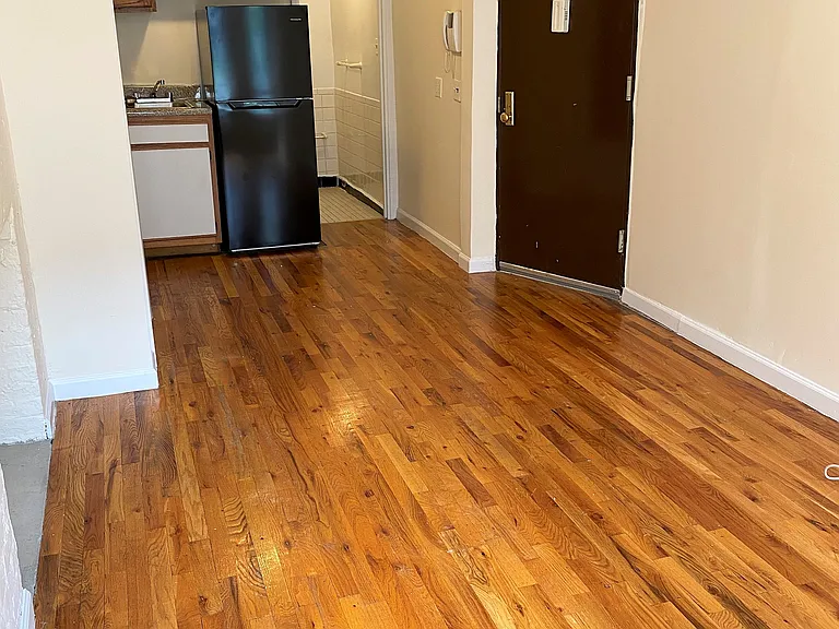 326 E 6th St #1 — Photo 2
