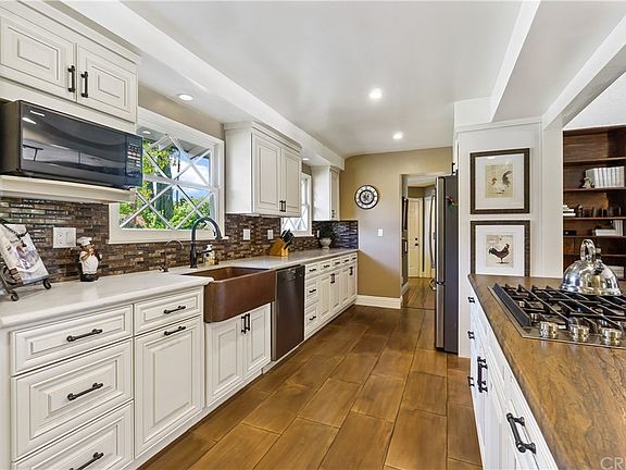 3rd image of 6123 Woodlake Ave